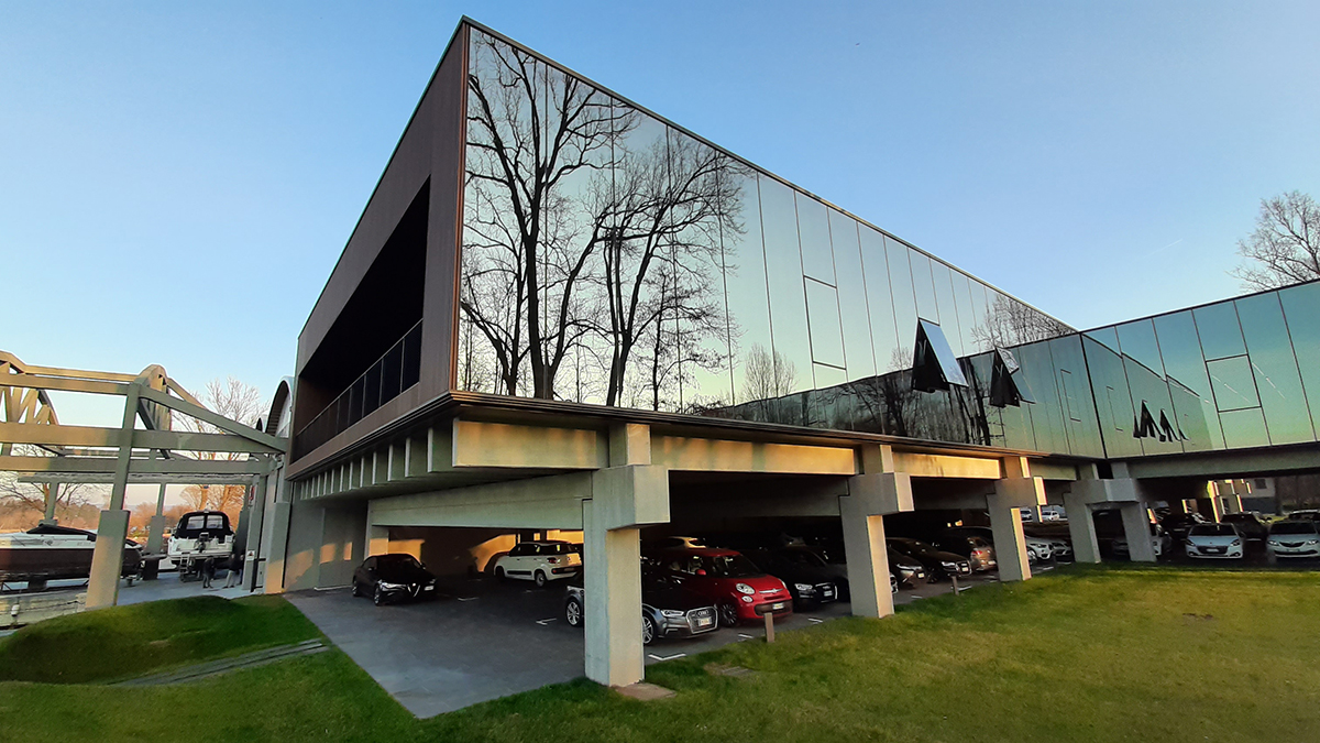 Facciata continua vetrata con montanti e traversi in alluminio 2