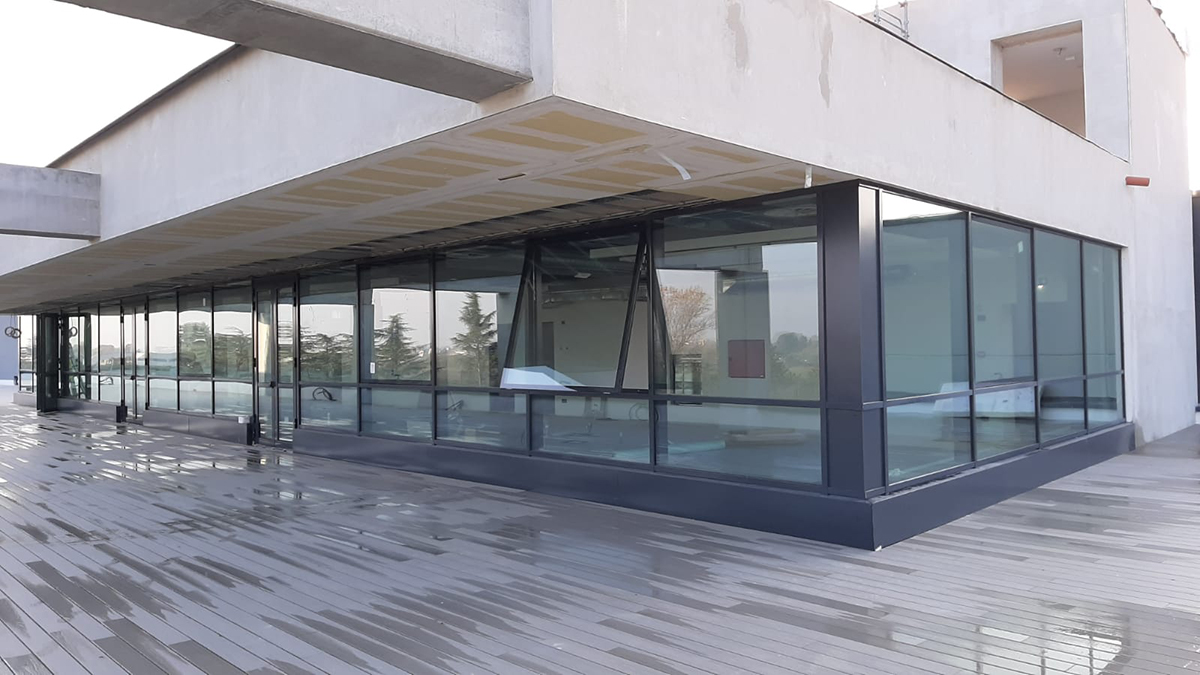 Facciata continua vetrata con montanti e traversi in alluminio 3