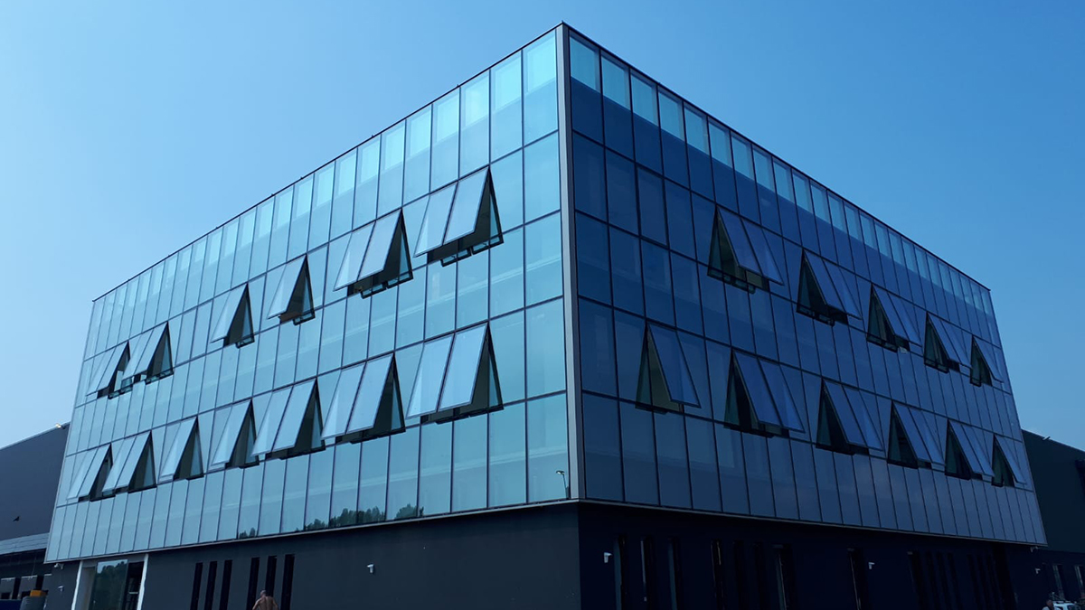 Facciata continua vetrata con montanti e traversi in alluminio 4