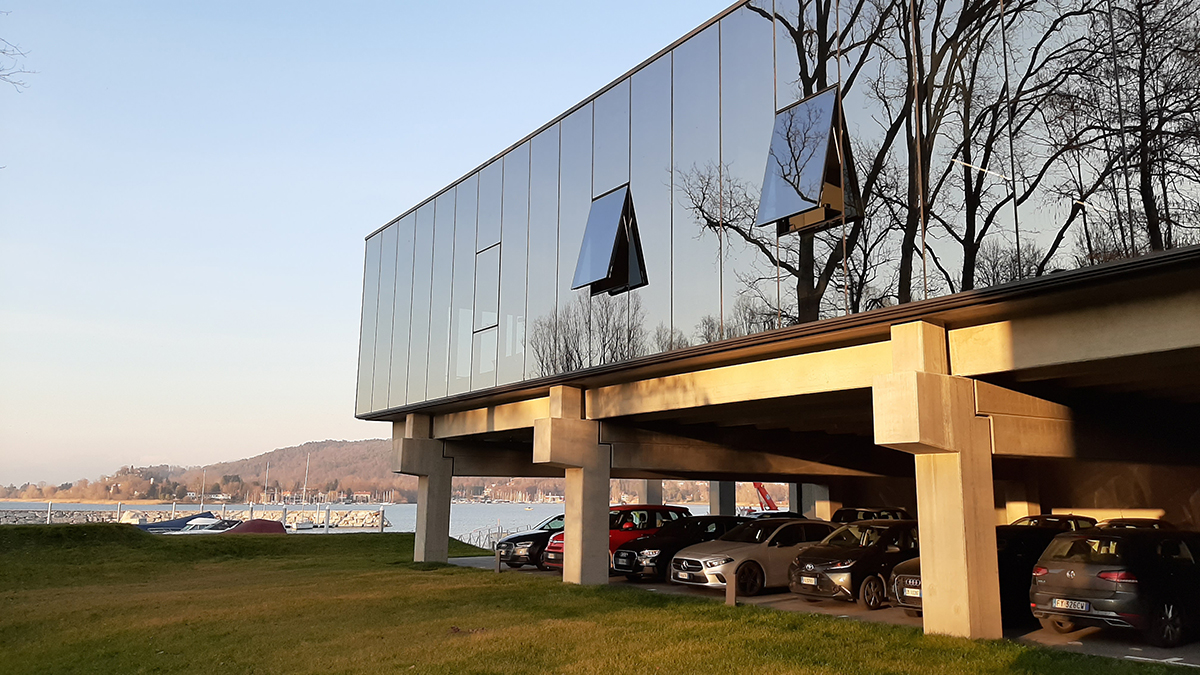 Facciata continua vetrata con montanti e traversi in alluminio